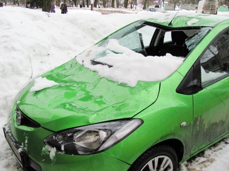 Падающий с крыш лед повреждает автомобили