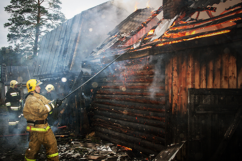 В поселке Чекист уничтожен огнем бревенчатый дом
