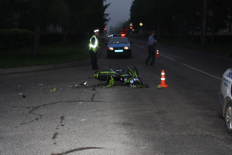 16-летний пьяный мотоциклист попал под колеса автомобиля