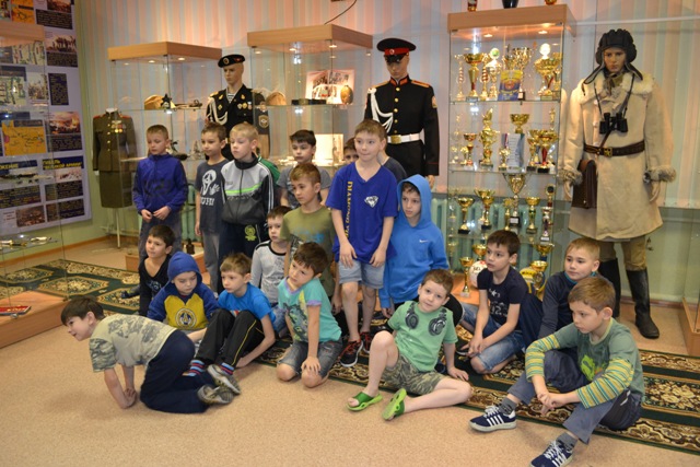 Юные хоккеисты из разных городов посетили военно-исторический музей