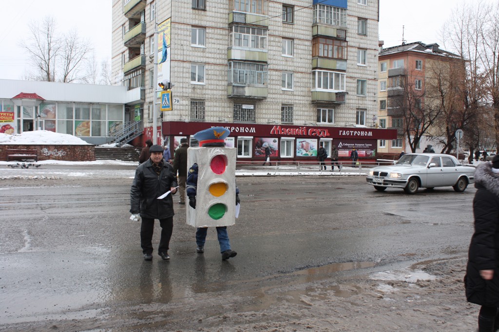 «Светофор» помогал переходить дорогу пешеходам