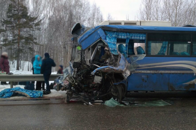 2 погибли, 14 пострадали в ДТП с автобусом и грузовиком на трассе  Томск-Колпашево