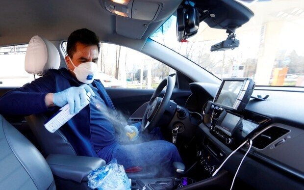 Водителей и пассажиров такси проверяют на наличие защитных масок