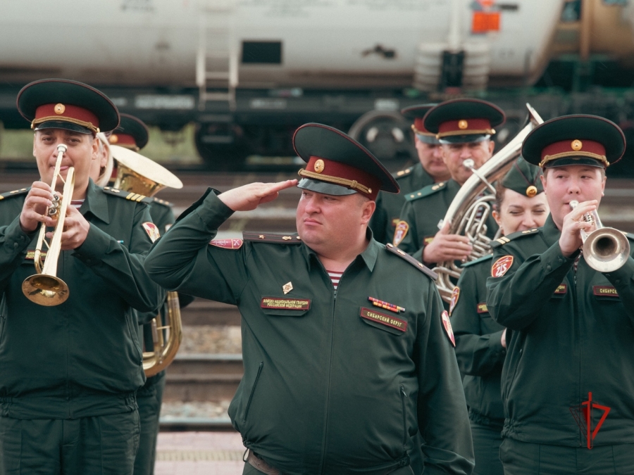 Музыканты военного оркестра Росгвардии приняли участие в торжественной церемонии отправки призывников в армию