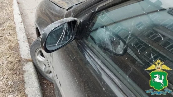 В Северске участковый уполномоченный полиции установил подозреваемую в повреждении автомобиля на улице Крупской